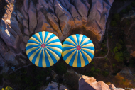 Воздушные шары опустились в ущелье, мы пролетаем над ними. Фотограф на воздушном шаре Дмитрий Фуфаев.