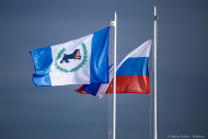 Флаг Иркутской области и России. Фото Дмитрия Фуфаева.