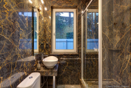 На этой фотографии показана отделка ванной комнаты мрамором New Saint Laurent. Фотосъемка интерьеров с отделкой из натурального камня. Фотограф Дмитрий Фуфаев.