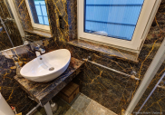 На фото показана отделка ванной комнаты мрамором New Saint Laurent. Фотосъемка интерьеров с отделкой из натурального камня. Фотограф Дмитрий Фуфаев.
