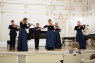 фото Выступление ансамбля скрипачей в филармонии. Фотограф на отчетный концерт ДМШ Дмитрий Фуфаев.