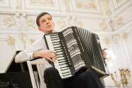 фото Аккордеонист Игра на аккордеоне в малом зале Филармонии. Фотограф на концерт Дмитрий Фуфаев.