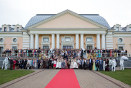 Общий групповой портрет на выпускном 2017. Фотосъемка выпускного в Летнем дворце.  Фотограф Дмитрий Фуфаев.