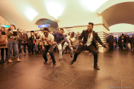 Танцы в метро. Фотограф Дмитрий Фуфаев.