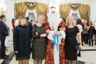 Фото на память с Дедом Морозом -  новогодний корпоративный праздник. Фотограф на праздник Дмитрий Фуфаев.