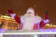 Дед Мороз на Дворцовой площади в Санкт-Петербурге. Фотограф Дмитрий Фуфаев.