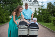 Родители с коляской перед крещением. Фотограф на крещение Дмитрий Фуфаев.
