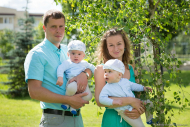 Семейная фотосессия родители и малыши. Фотограф на крещение Дмитрий Фуфаев.