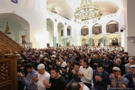 Молящиеся в Соборной мечети. Санкт-Петербург в день праздника Ураза-Байрам. Фотограф Дмитрий Фуфаев.