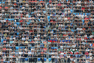 Групповой портрет футбольных болельщиков на стадионе Зенит-Арена в Санкт-Петербурге. Фотограф Дмитрий Фуфаев.