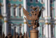 Эрмитаж. Зимний дворец. Двуглавый орел на фоне дворца. Фото Дмитрия Фуфаева.
