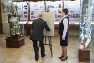 В музее Суворовского училище глава государства оставил памятную запись на мраморной плите. Фотограф Дмитрий Фуфаев.