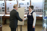В музее Суворовского училище глава государства оставил памятную запись на мраморной плите. Фотограф Дмитрий Фуфаев.