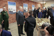 Владимир Путин посетил Суворовское училище. Глава государства в классе моделирования. Фотограф Дмитрий Фуфаев.
