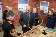 Владимир Путин посетил Суворовское училище. Глава государства в классе моделирования. Фотограф Дмитрий Фуфаев.