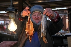 Байкал. поселок Листвянка. Рыбный рынок, где можно купить рыбу омуль. Автор: репортажный фотограф Дмитрий Фуфаев.