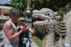 Вьетнам. Путешествие в Нячанг. Туристы возле статуи дракона. Автор: Дмитрий Фуфаев.