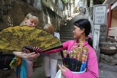 Вьетнам. Путешествие в Нячанг. Вьетнамская девушка предлагает веера туристам. Автор: Дмитрий Фуфаев.