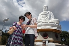 Вьетнам. Путешествие в Нячанг. Туристы из Японии у статуи Будды сидящего в позе лотоса. Автор: Дмитрий Фуфаев.
