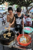 Вьетнам. Нячанг. Уличное кафе. Девушки на улице готовят вьетнамские блюда. Фотокорреспондент: Дмитрий Фуфаев.